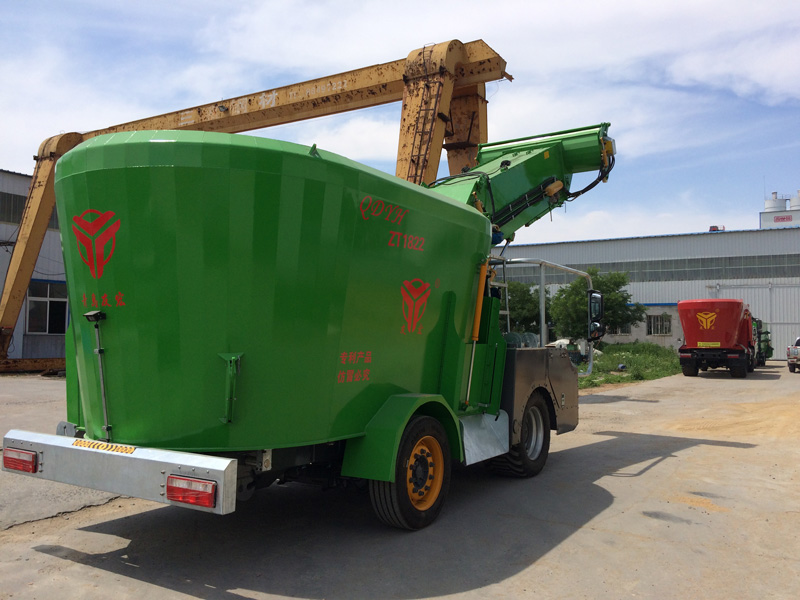 自走式TMR飼料攪拌機(jī)